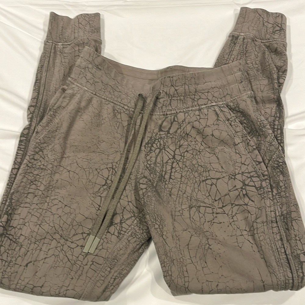 Lululemon thread dye joggers